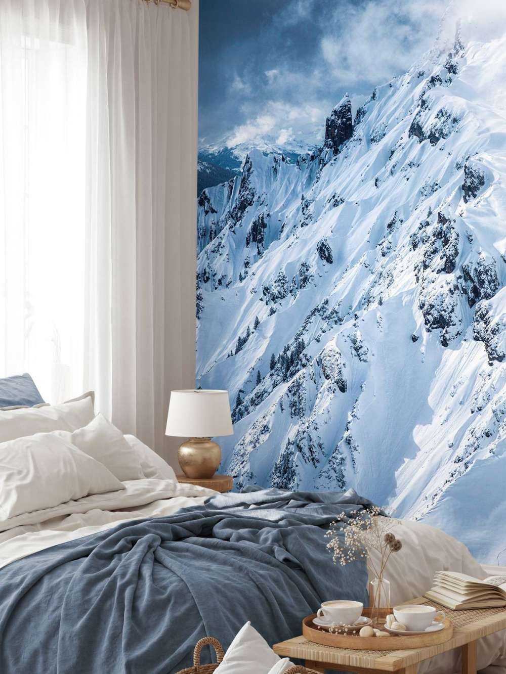 Sneeuwkammen onder stormachtige wolken