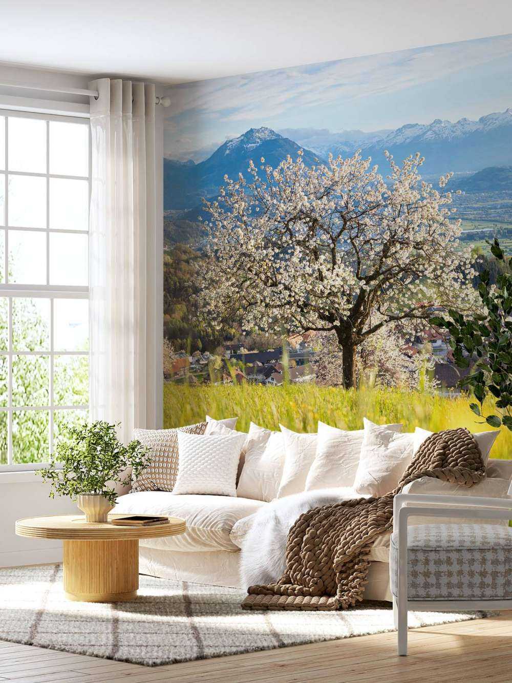 Bloeiende kersenboom in alpenweide