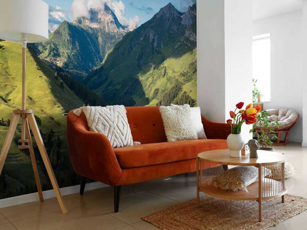 Zomerlicht over groene alpenvallei