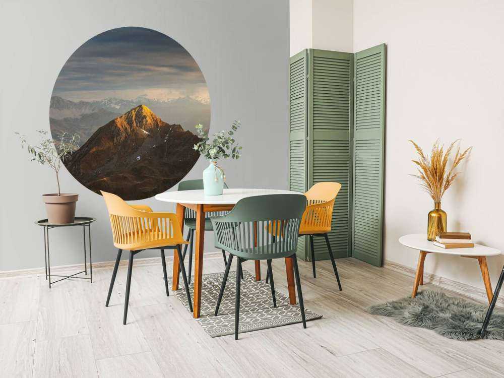 Gouden zonlicht op bergtop bij zonsopkomst