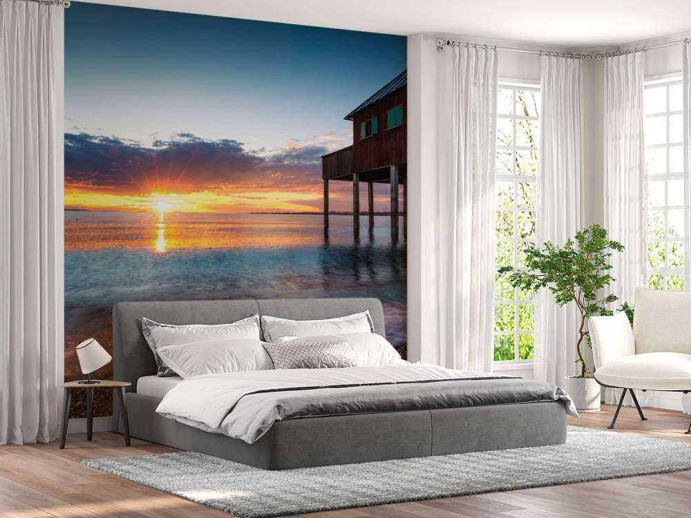 Zonsondergang aan rustige steigerwoning