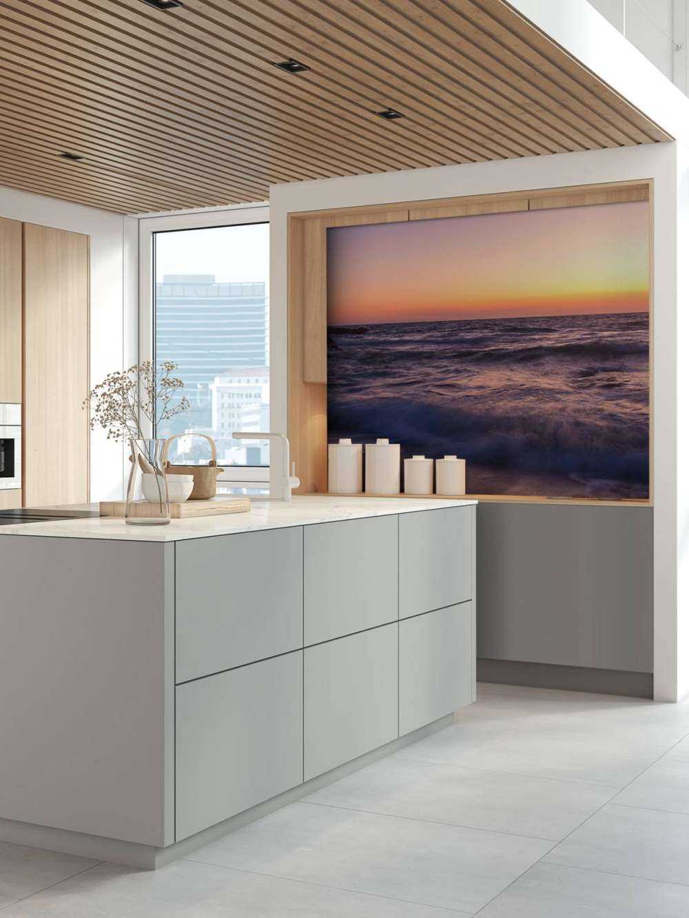 Maanlicht boven paarse branding bij zonsondergang