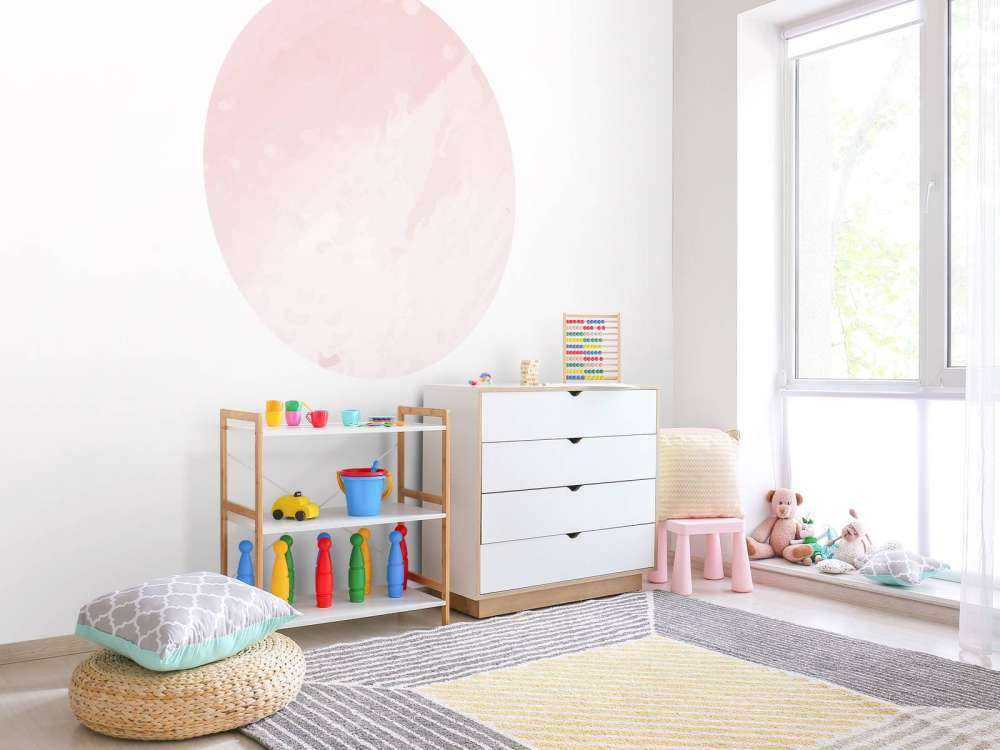 Poederroze verfsluier in lagen