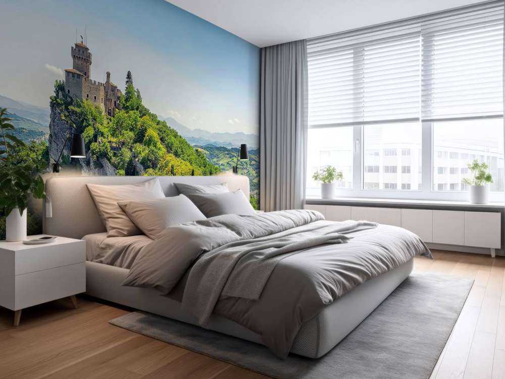 Bergkasteel boven groene heuvels