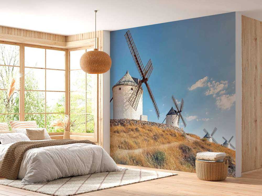 Zomerheuvel met witte windmolens