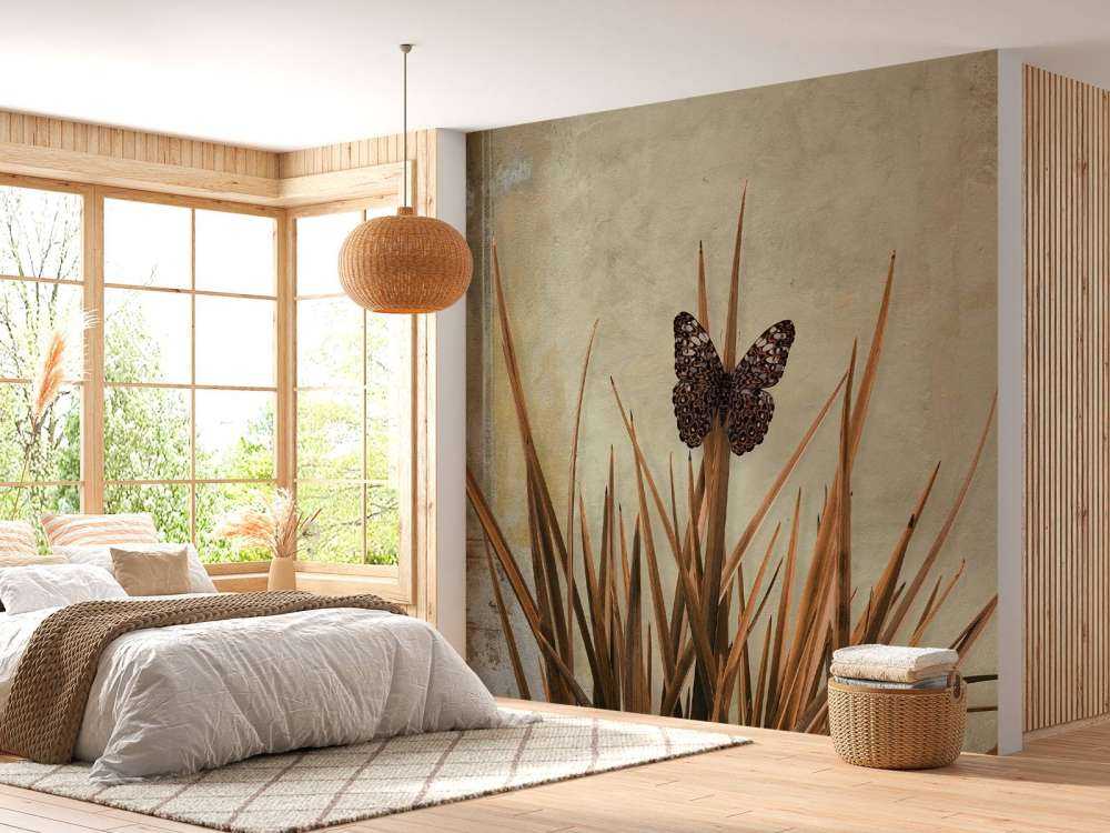 Vlinder bij oude muur