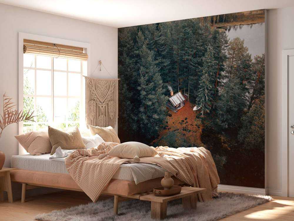 Hut omgeven door bos en meren