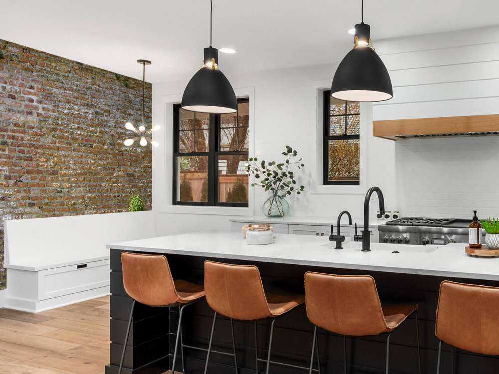 Oude stenen stadsmuur met plantjes