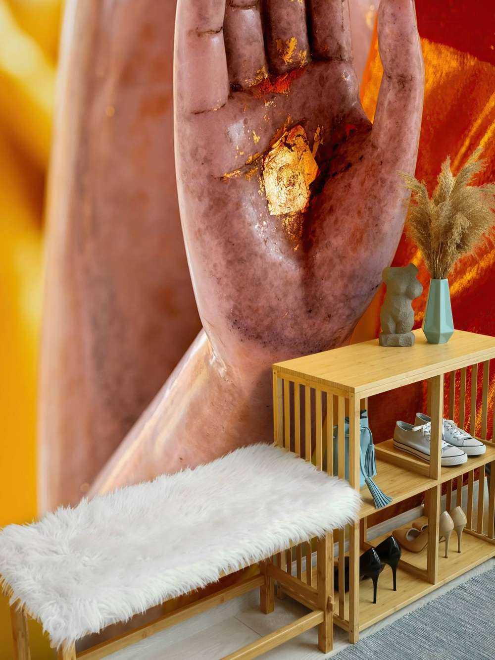 Handpalm met gouden plak  Tempelcomplex Bangkok  (Thailand)  