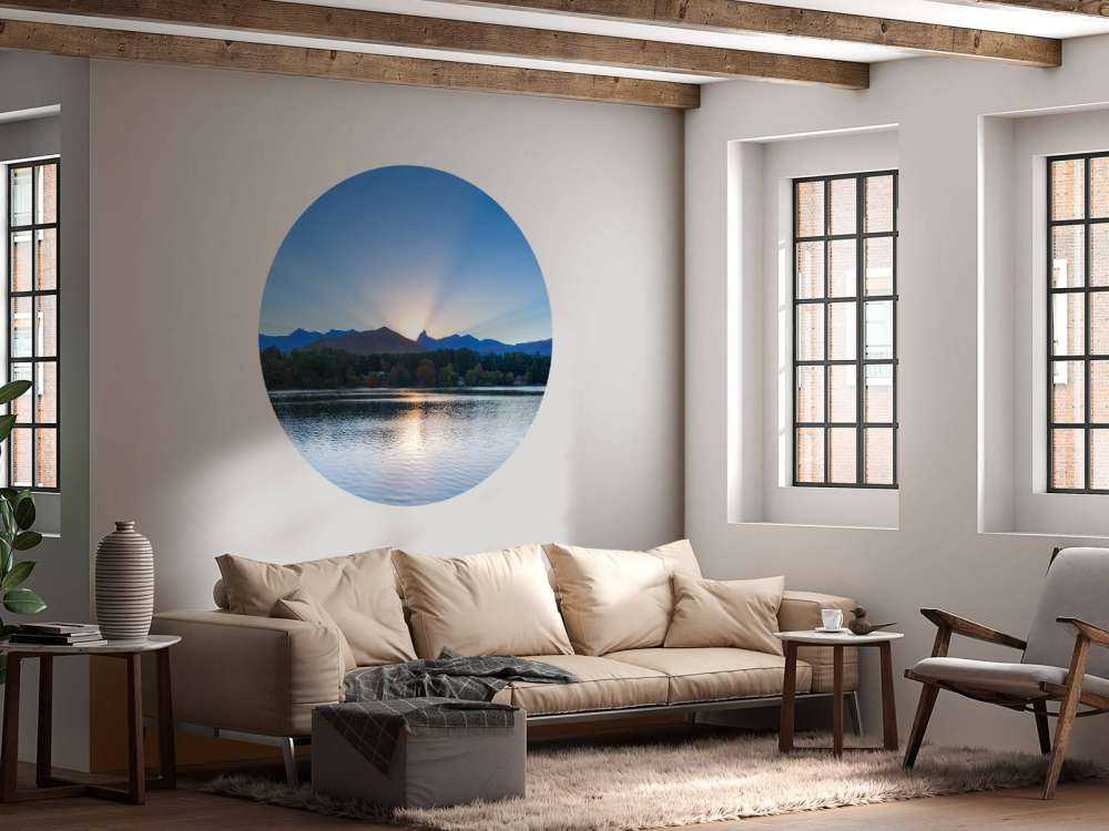 Groot meer bij zonsopkomst