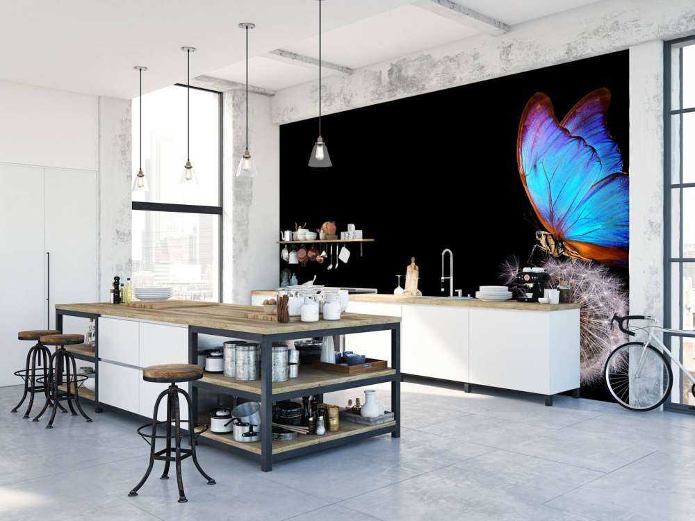 Blauwe vlinder op een paardenbloem