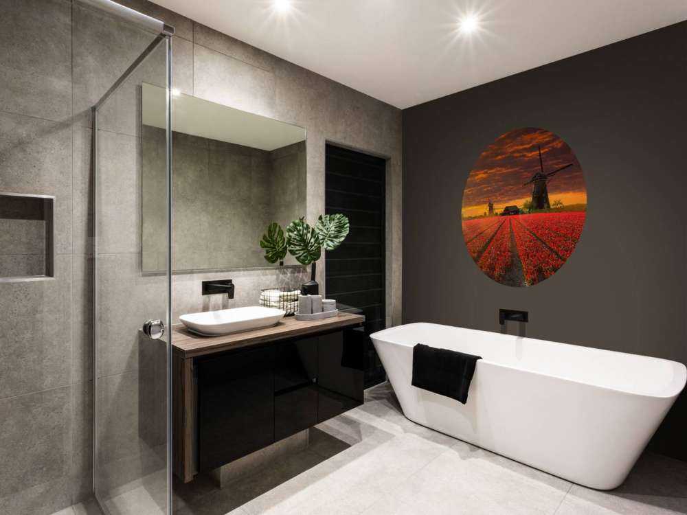 Hollands tulpenveld onder een rode lucht