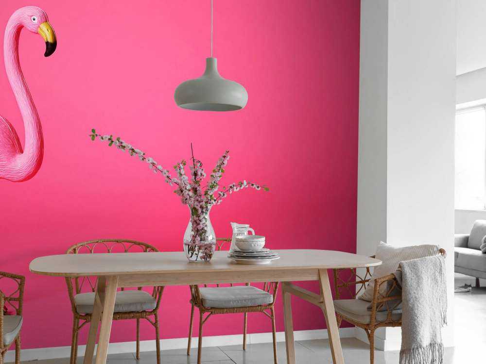 Flamingo van kunstof met een roze achtergrond