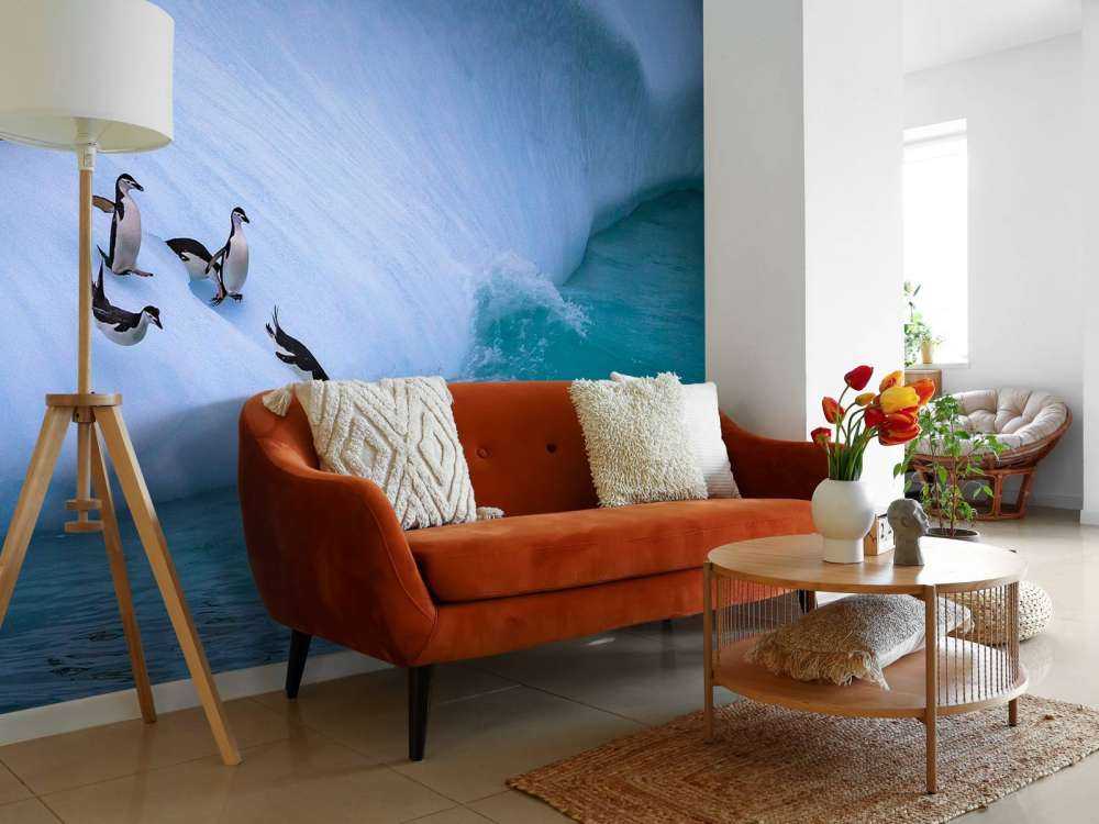 Pinguïns glijden van een helling af