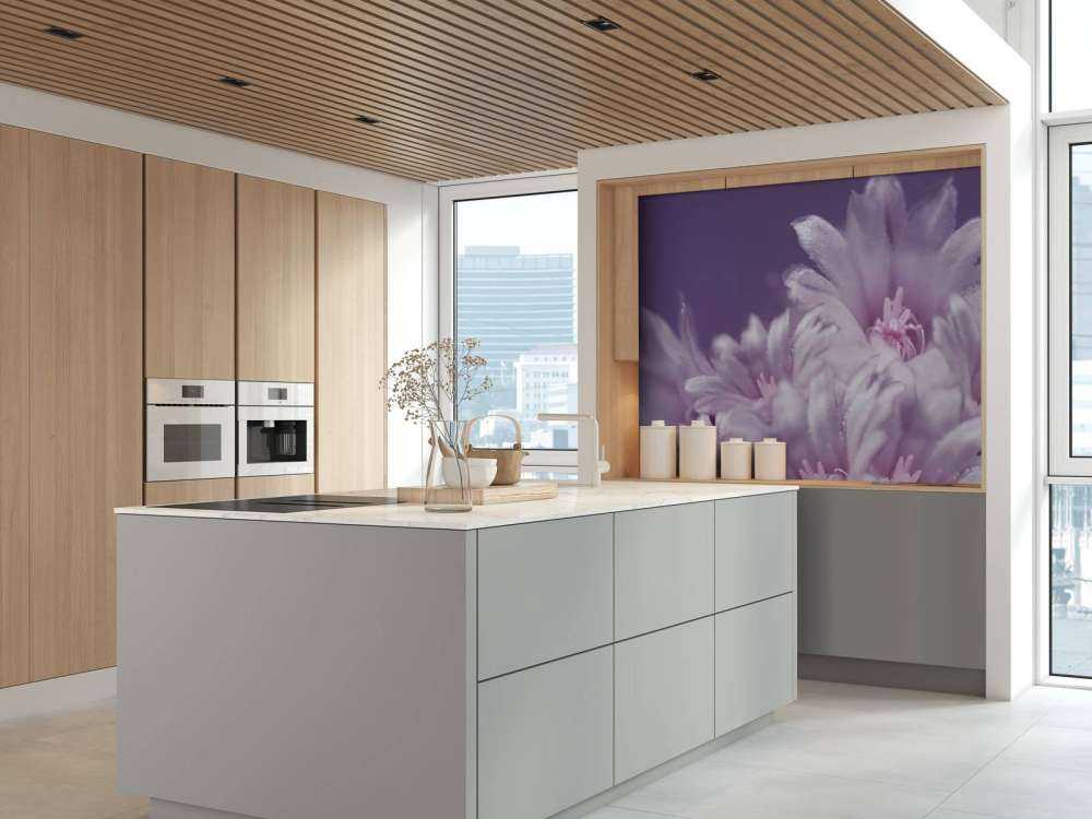 Roze bloemen met een paarse achtergrond