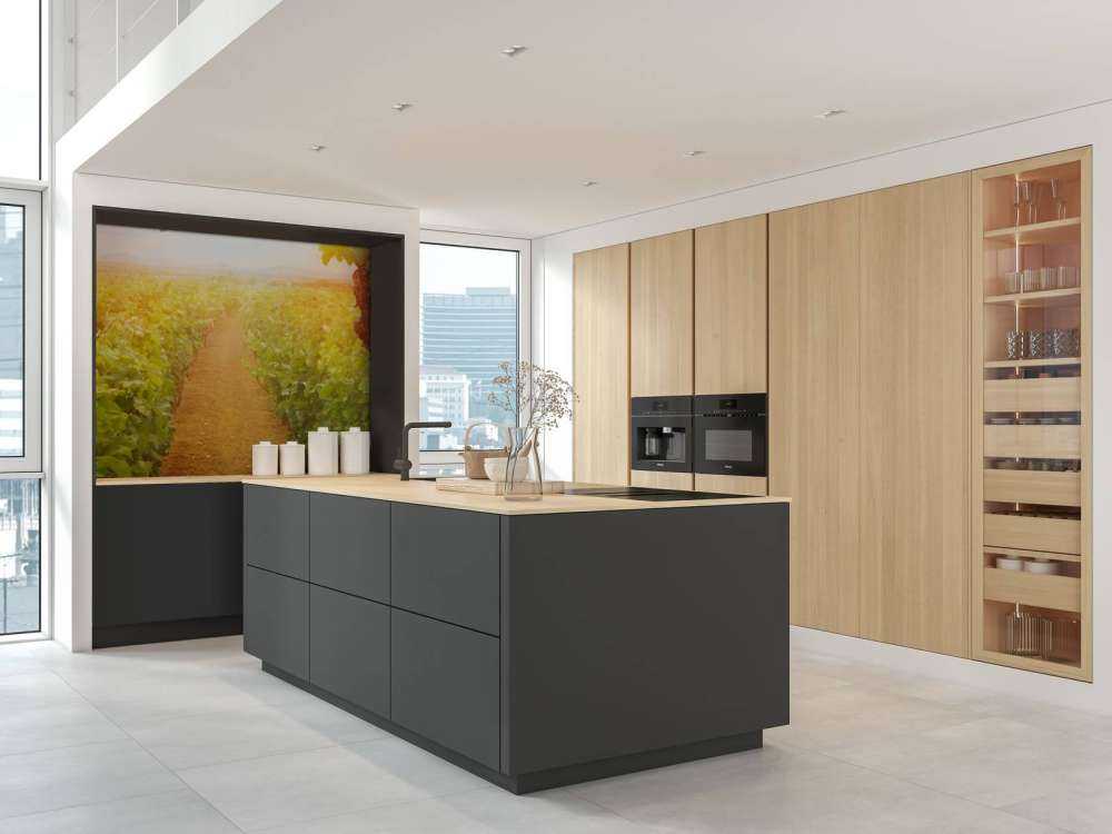 Wijngaard met druiven op de voorgrond