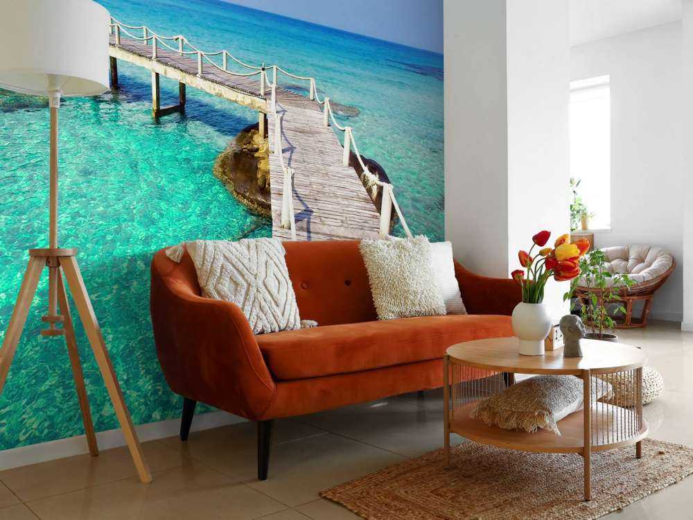 Zeesteiger op helder zeewater