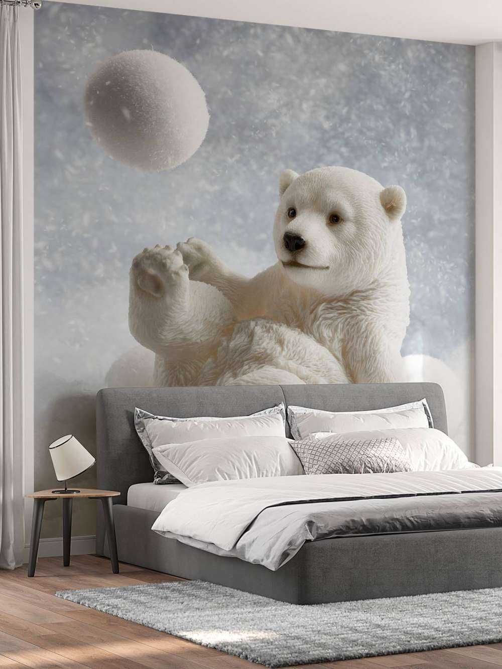 Een ijsbeer speelt met een sneeuwbal