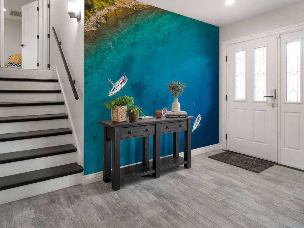 Droneshot van vier verankerde zeilboten