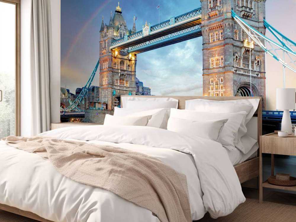 De London Tower Bridge onder een regenboog