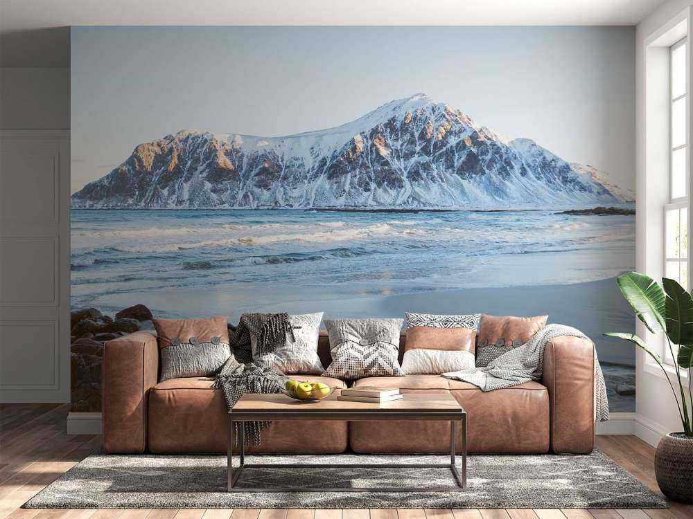 Grote ingesneeuwde rots in Noorwegen