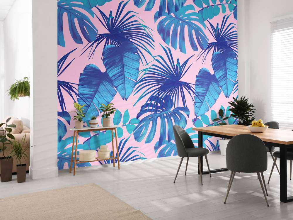 Tropische bladeren met een roze achtergrond