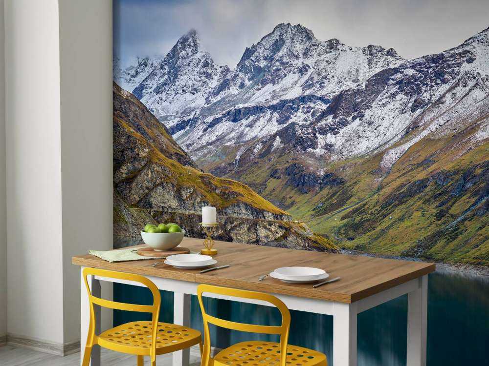 Bergtoppen met sneeuw bij bergmeer