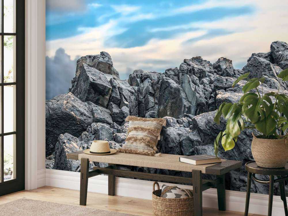 Rots onder mooie wolken