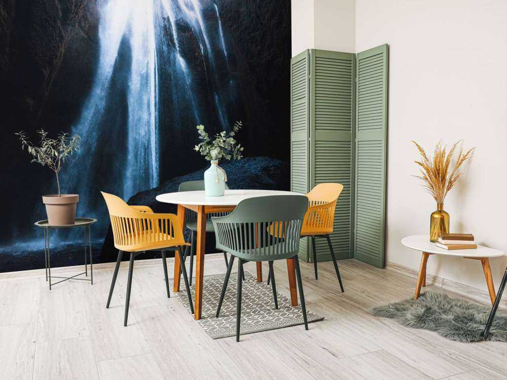 Waterval naar een donkere grot