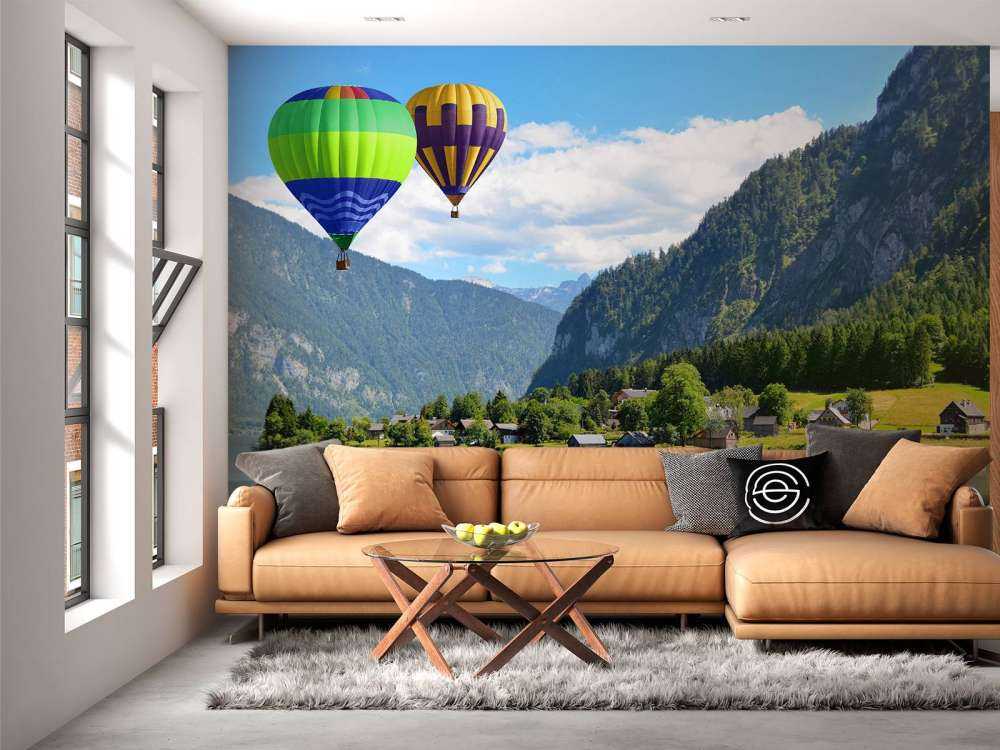 Luchtballonnen tussen de bergen