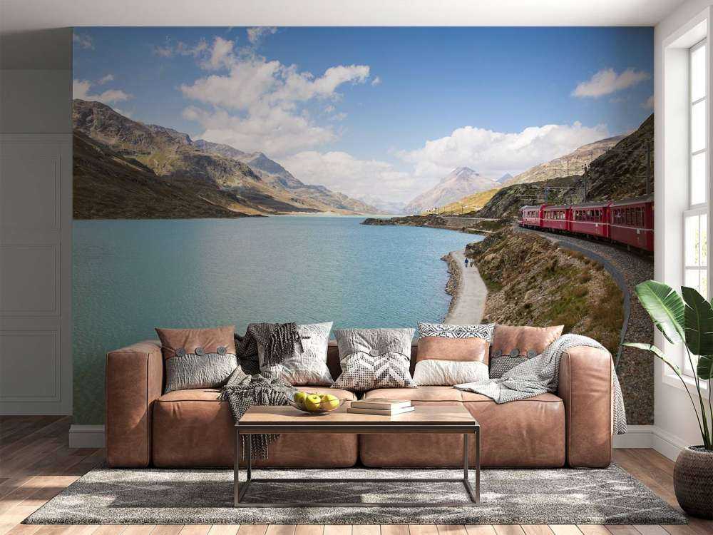 Rode trein langs een meer