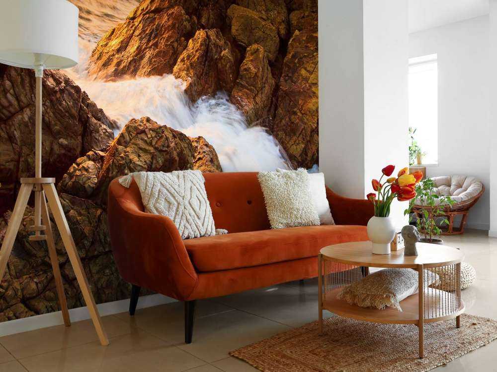 Zee met rotsen bij zonsondergang