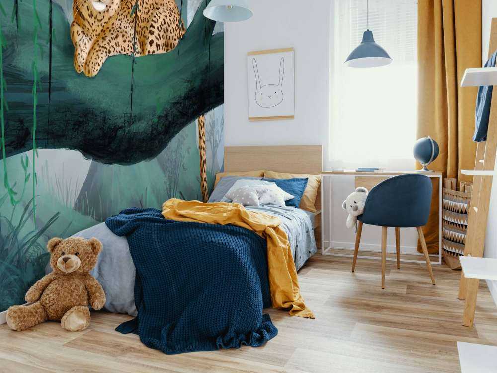 Jachtluipaard op een tak