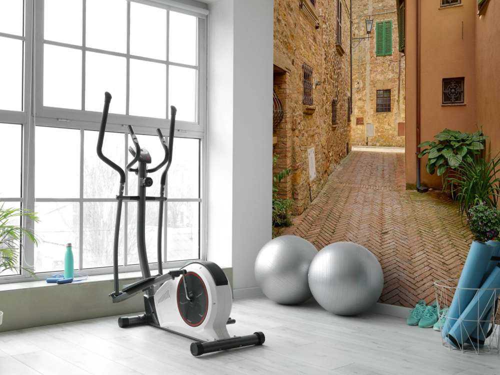 Straatje met planten en bloemen