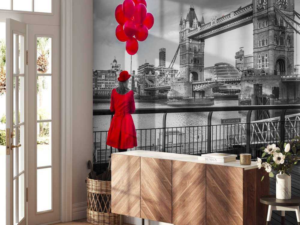 Vrouw bij de Tower bridge