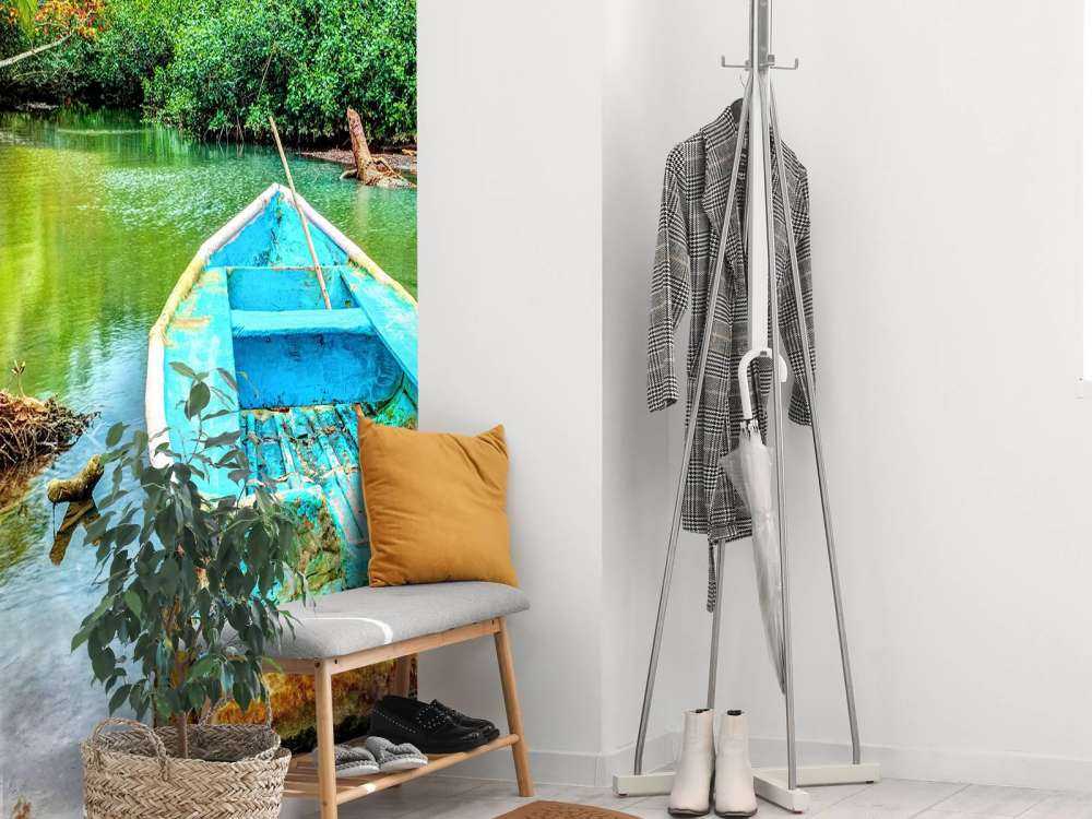 Oude boot in een tropische rivier