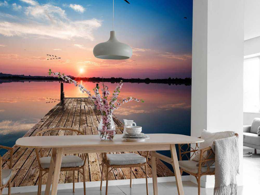 Houten steiger met reflecterend zeewater