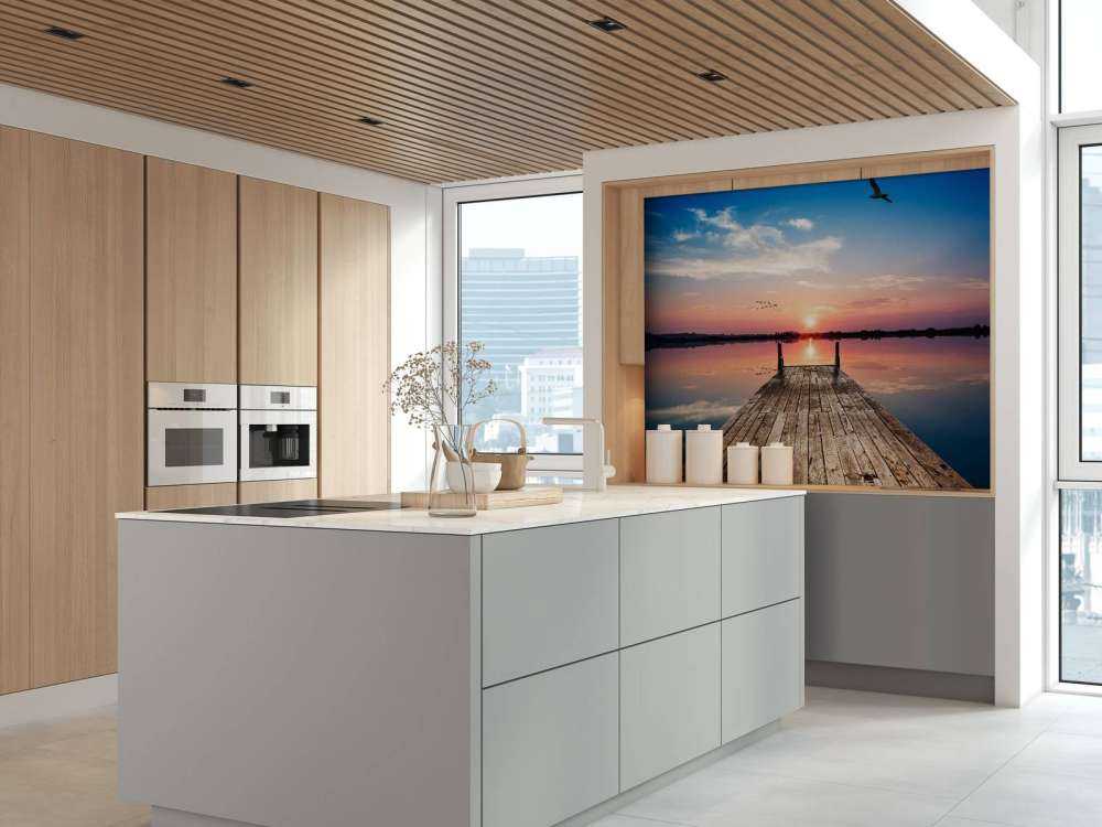 Houten steiger met reflecterend zeewater