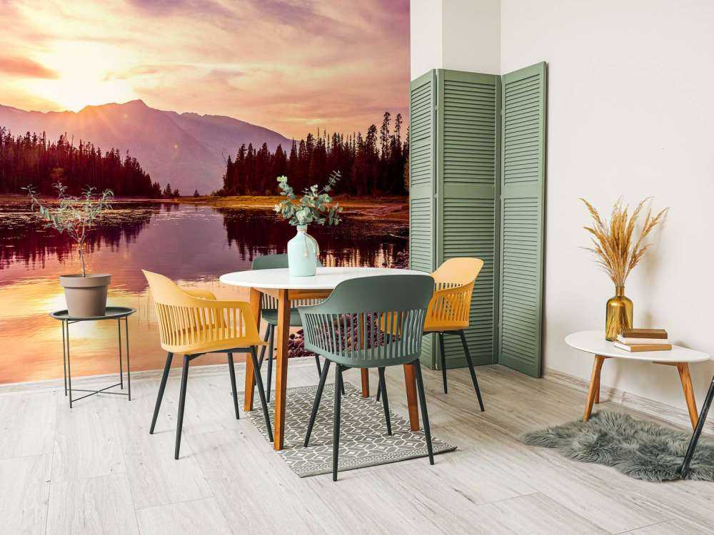 Meer met bergen op de achtergrond