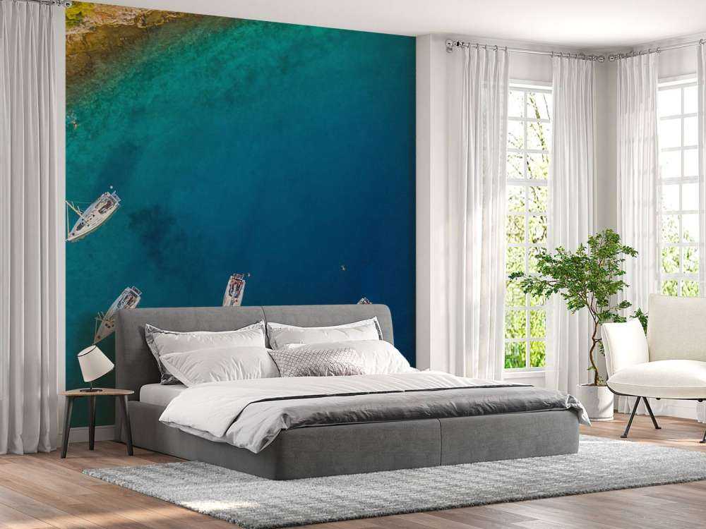 Droneshot van vier verankerde zeilboten