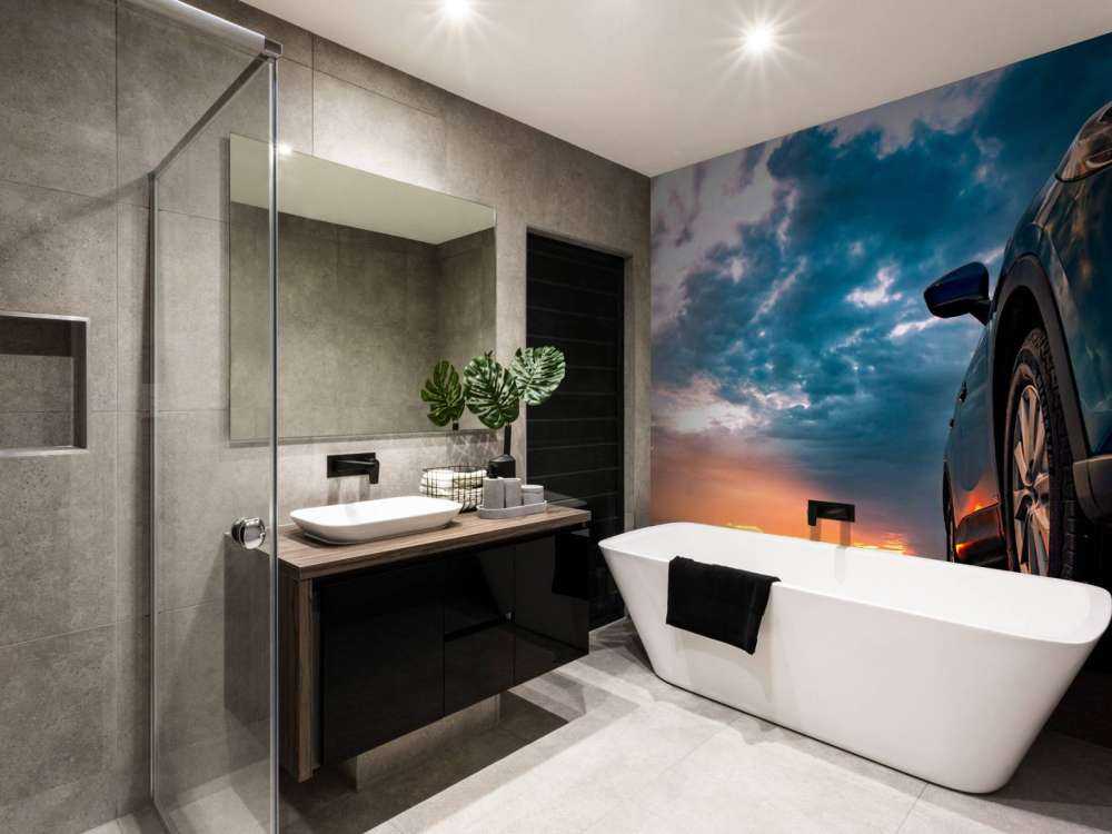 Een blauwe SUV met een unieke lucht op de achtergrond