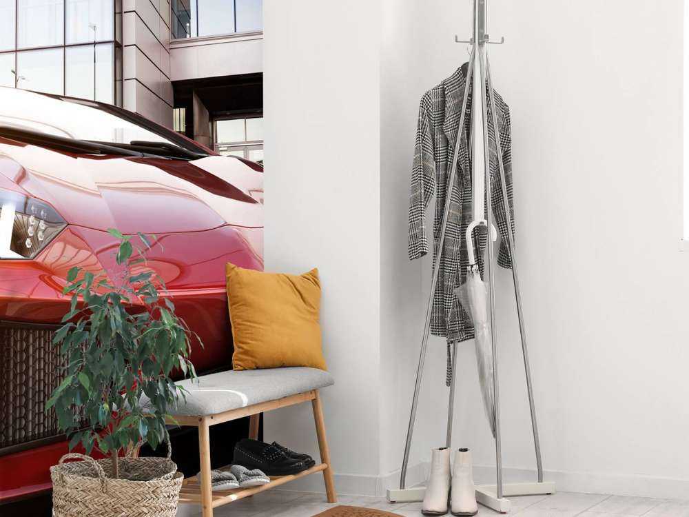 Rode sportwagen in een moderne stedelijke omgeving