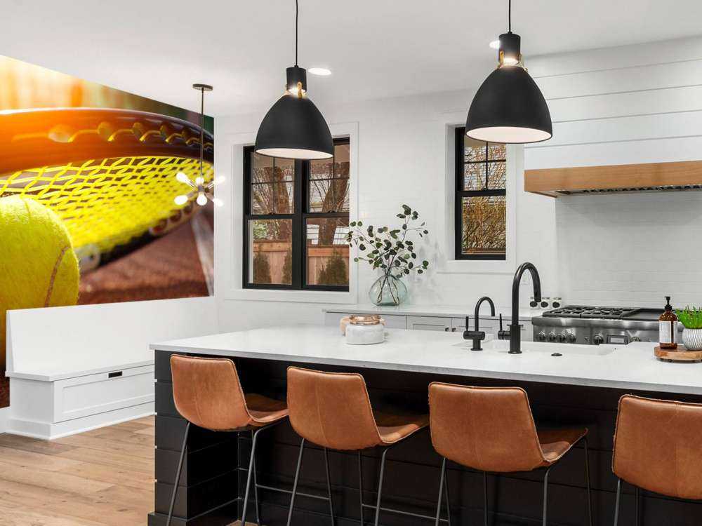 Tennisbal op een tennisbaan met zonlicht