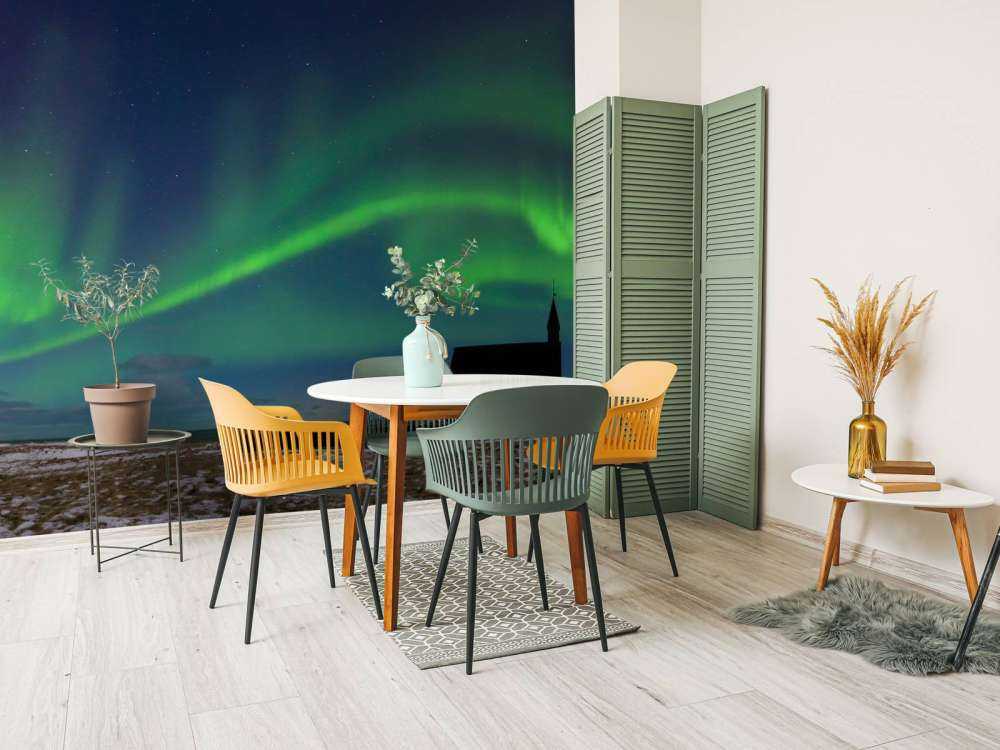 Noorderlicht boven een kerkje