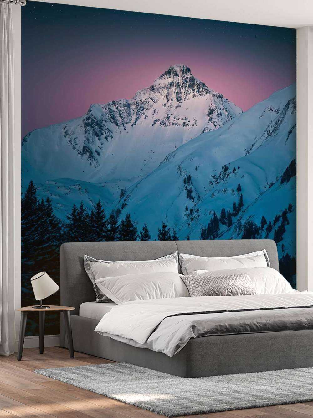 Besneeuwde bergtop bij sterrennacht