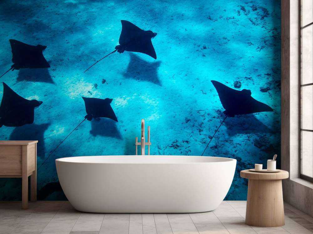 Mantaroggen zwevend door diepblauw rif