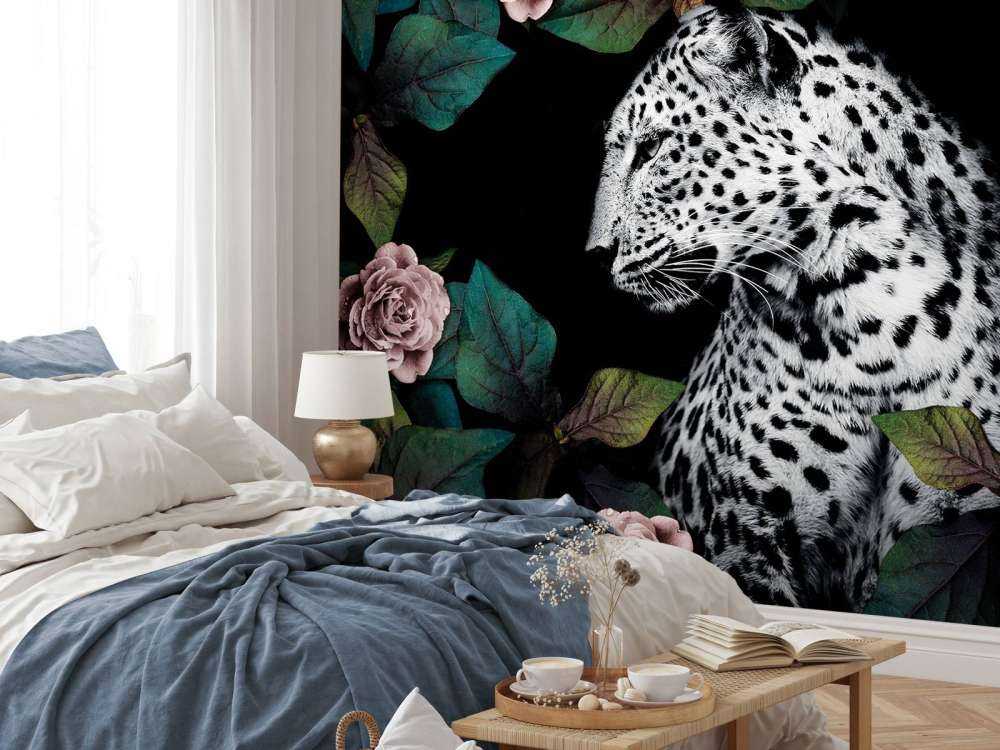 Luipaard tussen fluwelen bloemen