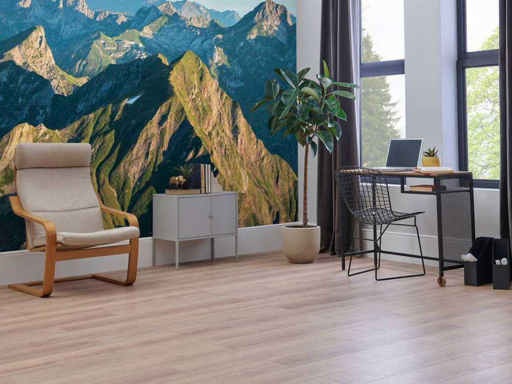 Zomergloed over bergkam