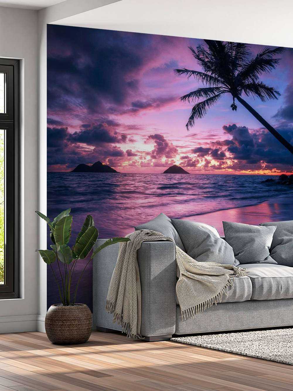 Palmstrand bij paarse zonsondergang