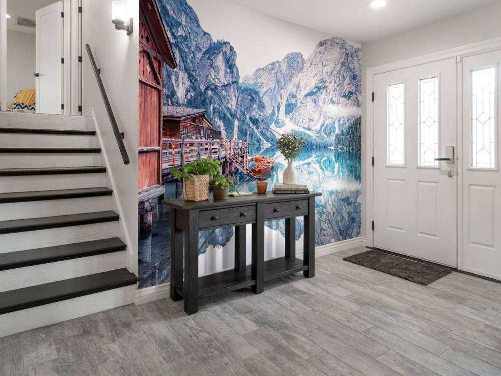 Bergmeer bij houten steiger